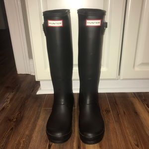 Black matte Hunter boots - size 7